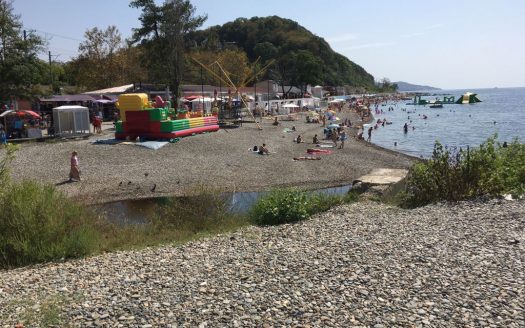 Оборудованный пляж с кафе в Сочи