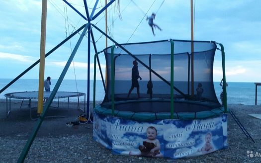 Оборудованный пляж с кафе в Сочи