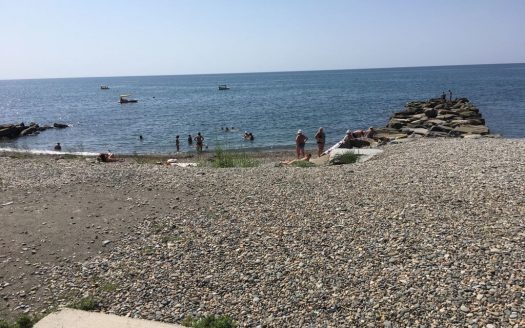 Оборудованный пляж с кафе в Сочи