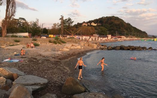 Оборудованный пляж с кафе в Сочи