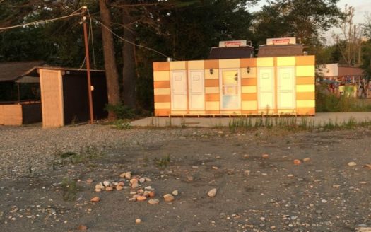 Оборудованный пляж с кафе в Сочи