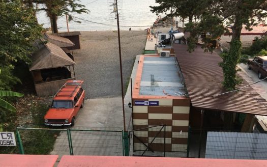 Оборудованный пляж с кафе в Сочи