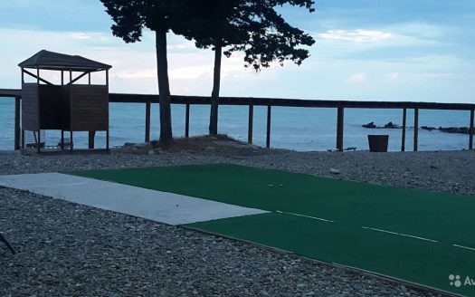 Оборудованный пляж с кафе в Сочи