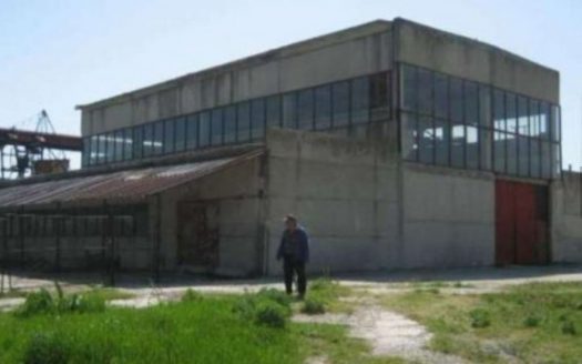 производственный цех и бетонный блок с промышленным участком