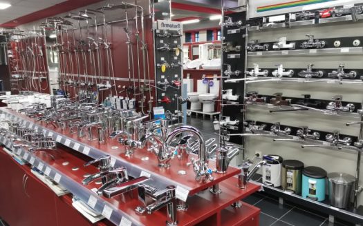 Действующий магазин плитки и сантехники в собственности